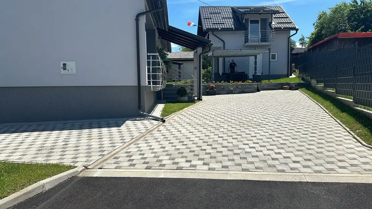 Dvorište i prilaz